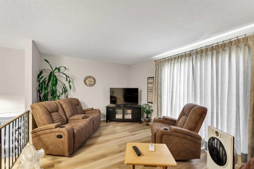105 Broadway Avenue East, Redcliff, AB - Indoor Photo Showing Living Room
