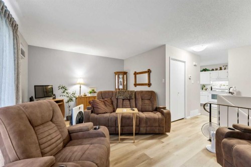 105 Broadway Avenue East, Redcliff, AB - Indoor Photo Showing Living Room