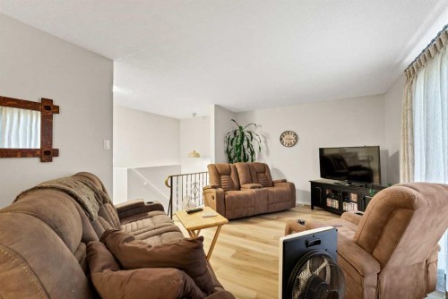 105 Broadway Avenue East, Redcliff, AB - Indoor Photo Showing Living Room