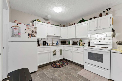 105 Broadway Avenue East, Redcliff, AB - Indoor Photo Showing Kitchen
