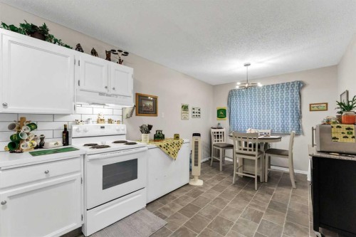 105 Broadway Avenue East, Redcliff, AB - Indoor Photo Showing Kitchen