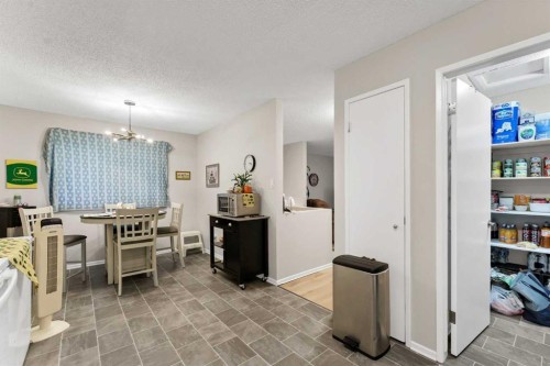 105 Broadway Avenue East, Redcliff, AB - Indoor