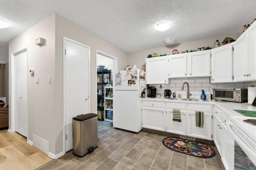 105 Broadway Avenue East, Redcliff, AB - Indoor Photo Showing Kitchen With Double Sink
