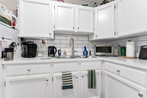 105 Broadway Avenue East, Redcliff, AB - Indoor Photo Showing Kitchen With Double Sink