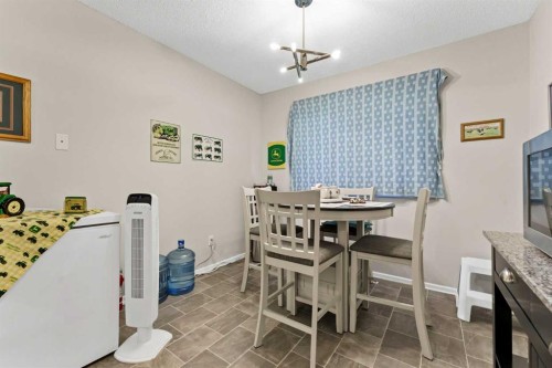 105 Broadway Avenue East, Redcliff, AB - Indoor Photo Showing Dining Room