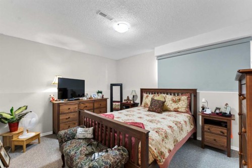 105 Broadway Avenue East, Redcliff, AB - Indoor Photo Showing Bedroom