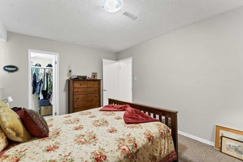 105 Broadway Avenue East, Redcliff, AB - Indoor Photo Showing Bedroom