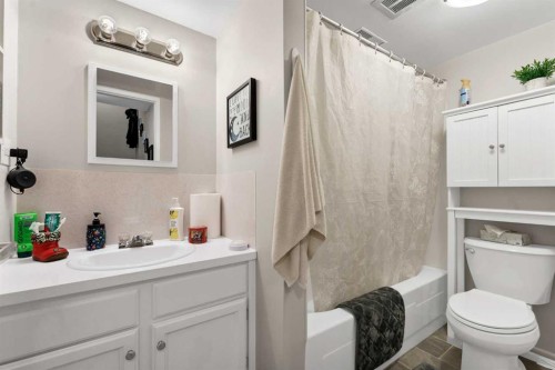 105 Broadway Avenue East, Redcliff, AB - Indoor Photo Showing Bathroom