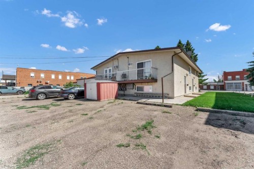 105 Broadway Avenue East, Redcliff, AB - Outdoor