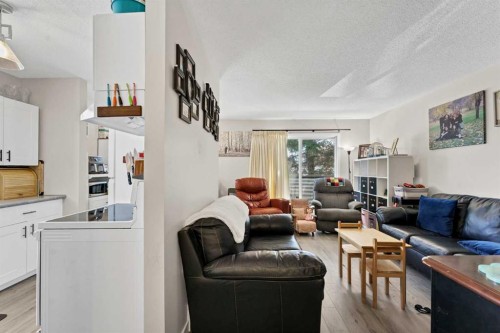 105 Broadway Avenue East, Redcliff, AB - Indoor Photo Showing Living Room