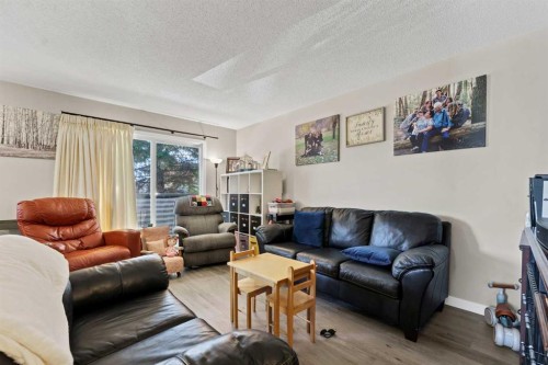 105 Broadway Avenue East, Redcliff, AB - Indoor Photo Showing Living Room