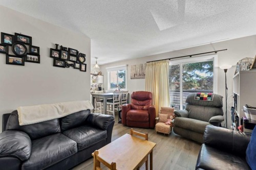 105 Broadway Avenue East, Redcliff, AB - Indoor Photo Showing Living Room