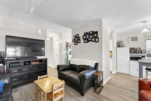 105 Broadway Avenue East, Redcliff, AB - Indoor Photo Showing Living Room