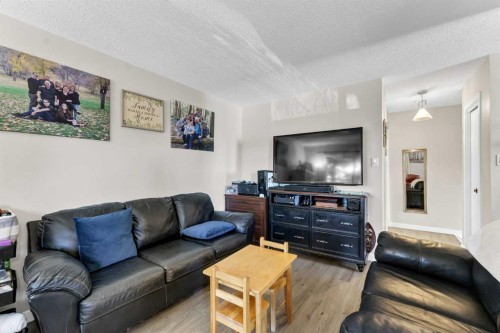 105 Broadway Avenue East, Redcliff, AB - Indoor Photo Showing Living Room