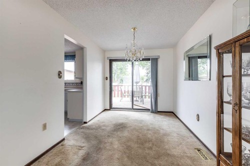 189 Hull Crescent Ne, Medicine Hat, AB - Indoor Photo Showing Other Room