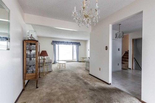 189 Hull Crescent Ne, Medicine Hat, AB - Indoor Photo Showing Other Room