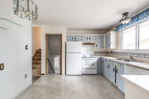 189 Hull Crescent Ne, Medicine Hat, AB - Indoor Photo Showing Kitchen With Double Sink