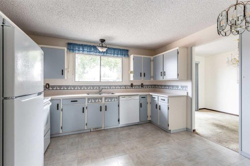189 Hull Crescent Ne, Medicine Hat, AB - Indoor Photo Showing Kitchen With Double Sink