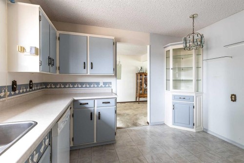 189 Hull Crescent Ne, Medicine Hat, AB - Indoor Photo Showing Kitchen