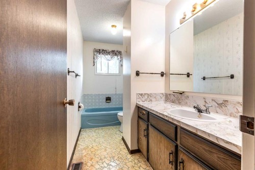 189 Hull Crescent Ne, Medicine Hat, AB - Indoor Photo Showing Bathroom