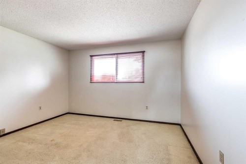 189 Hull Crescent Ne, Medicine Hat, AB - Indoor Photo Showing Other Room
