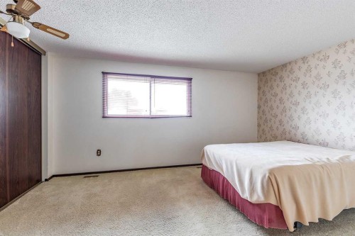 189 Hull Crescent Ne, Medicine Hat, AB - Indoor Photo Showing Bedroom