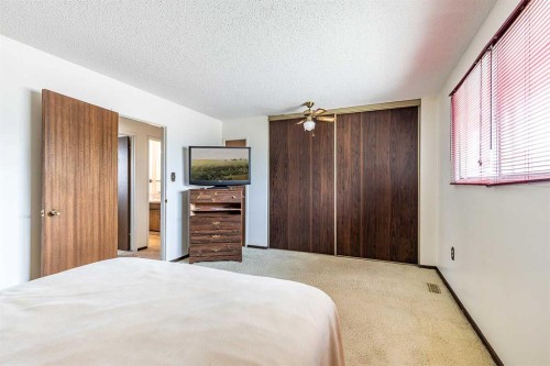 189 Hull Crescent Ne, Medicine Hat, AB - Indoor Photo Showing Bedroom