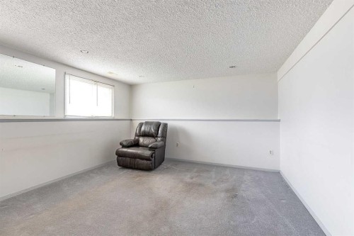 189 Hull Crescent Ne, Medicine Hat, AB - Indoor Photo Showing Other Room