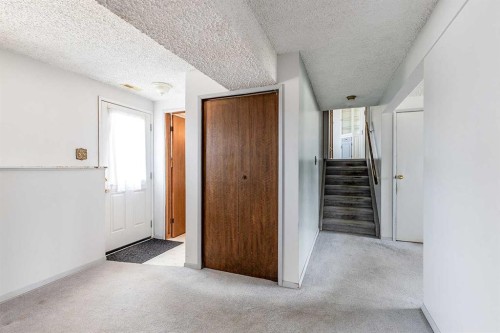 189 Hull Crescent Ne, Medicine Hat, AB - Indoor Photo Showing Other Room