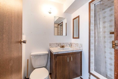 189 Hull Crescent Ne, Medicine Hat, AB - Indoor Photo Showing Bathroom