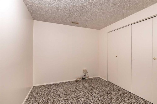 189 Hull Crescent Ne, Medicine Hat, AB - Indoor Photo Showing Other Room