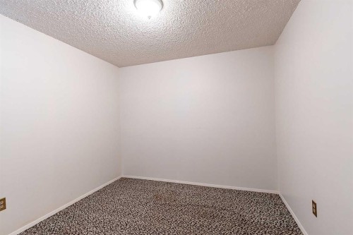 189 Hull Crescent Ne, Medicine Hat, AB - Indoor Photo Showing Other Room