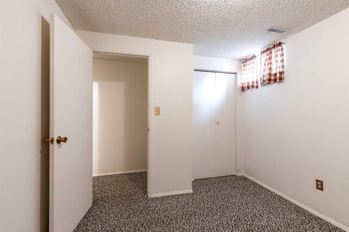189 Hull Crescent Ne, Medicine Hat, AB - Indoor Photo Showing Other Room