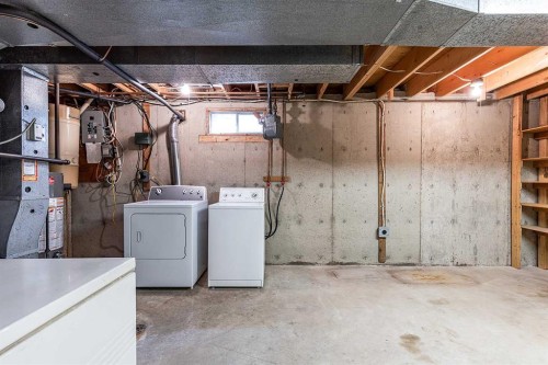189 Hull Crescent Ne, Medicine Hat, AB - Indoor Photo Showing Laundry Room