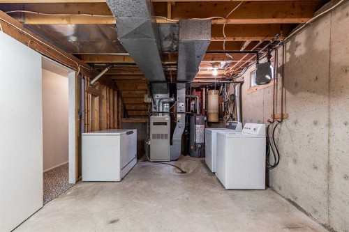 189 Hull Crescent Ne, Medicine Hat, AB - Indoor Photo Showing Laundry Room