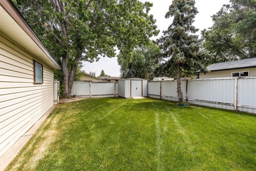 189 Hull Crescent Ne, Medicine Hat, AB - Outdoor With Backyard