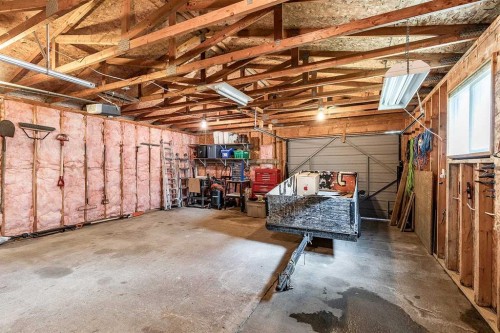 189 Hull Crescent Ne, Medicine Hat, AB - Indoor Photo Showing Other Room