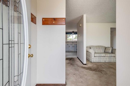 189 Hull Crescent Ne, Medicine Hat, AB - Indoor Photo Showing Other Room
