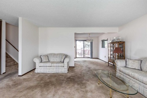 189 Hull Crescent Ne, Medicine Hat, AB - Indoor Photo Showing Living Room