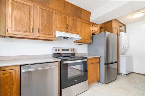 91 3 Street Se, Medicine Hat, AB - Indoor Photo Showing Kitchen