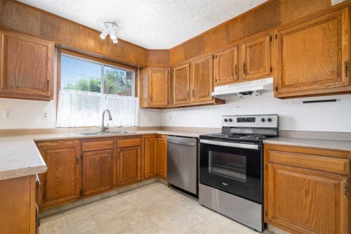 91 3 Street Se, Medicine Hat, AB - Indoor Photo Showing Kitchen