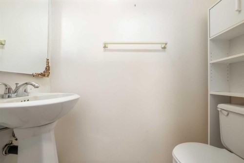 91 3 Street Se, Medicine Hat, AB - Indoor Photo Showing Bathroom