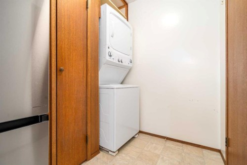 91 3 Street Se, Medicine Hat, AB - Indoor Photo Showing Laundry Room