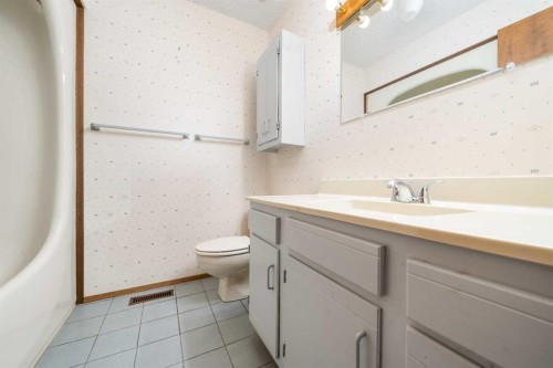 91 3 Street Se, Medicine Hat, AB - Indoor Photo Showing Bathroom