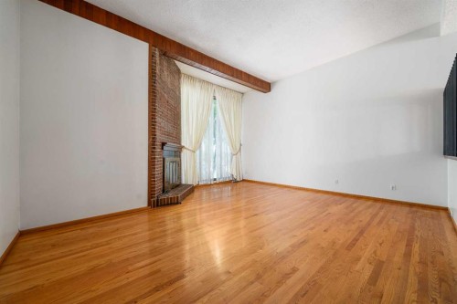91 3 Street Se, Medicine Hat, AB - Indoor Photo Showing Other Room