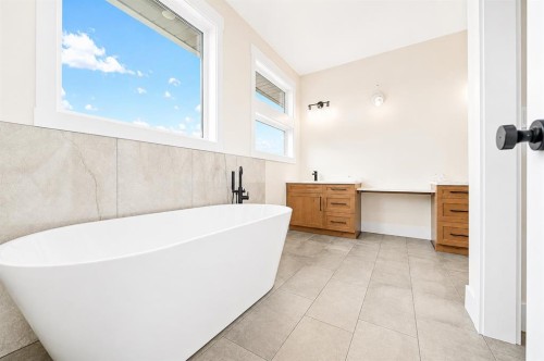 935 Maskell Place Se, Redcliff, AB - Indoor Photo Showing Bathroom