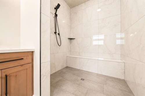 935 Maskell Place Se, Redcliff, AB - Indoor Photo Showing Bathroom