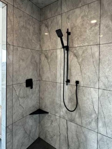 935 Maskell Place Se, Redcliff, AB - Indoor Photo Showing Bathroom