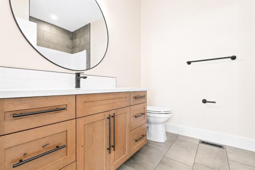 935 Maskell Place Se, Redcliff, AB - Indoor Photo Showing Bathroom