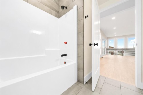 935 Maskell Place Se, Redcliff, AB - Indoor Photo Showing Bathroom